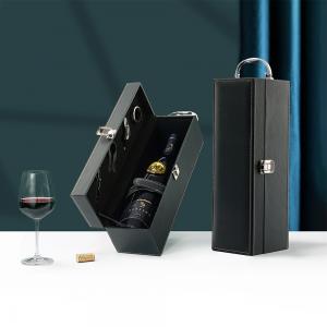 Caixa Kit Vinho 4 Peças 03493 Descrição: Kit vinho 4 peças em maleta de couro sintético. Contém saca-rolhas metálico, bico condutor com tampa, cortador de lacre e wine colar. Maleta com alça, trava de segurança e parte interna revestida de veludo com área de acomodação para Altura 11,9cm - Largura 11,4cm - Comprimento 34,2cm  Couro sintético Aplicação de logo Caixa de mdf 6mm revestida em material sintetico com tampa e fundo personalizado.