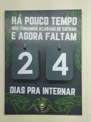 Placa de contagem regressiva MDF 6mm 70x100cm  Vinil adesivo Furo para pendurar 